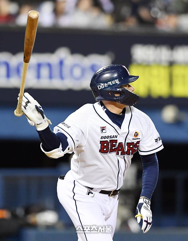 두산 베어스 김재환이 9일 잠실구장에서 열린 2024 KBO리그 한화 이글스와 경기 7회말 1사 1-3루 한화 투수 김범수를 상대로 역전 3점 홈런을 치고 있다. 2024. 4. 9. 잠실 | 박진업 기자 upandup@sportsseoul.com