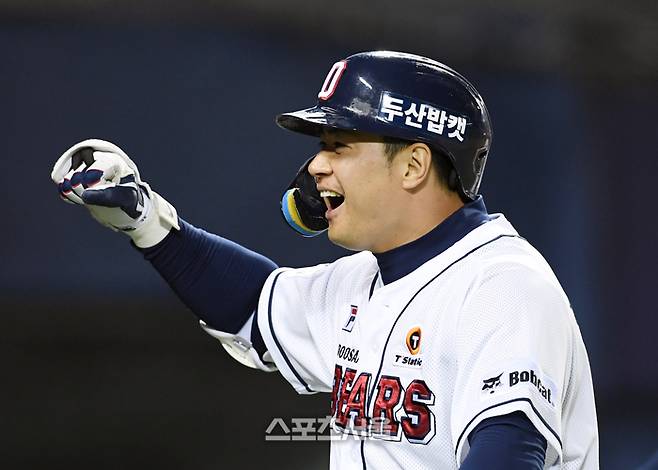 두산 베어스 김재환(오른쪽)이 9일 잠실구장에서 열린 2024 KBO리그 한화 이글스와 경기 7회말 1사 1-3루 한화 투수 김범수를 상대로 역전 3점 홈런을 치고 양석환과 하이파이브를 하며 기뻐하고 있다. 2024. 4. 9. 잠실 | 박진업 기자 upandup@sportsseoul.com