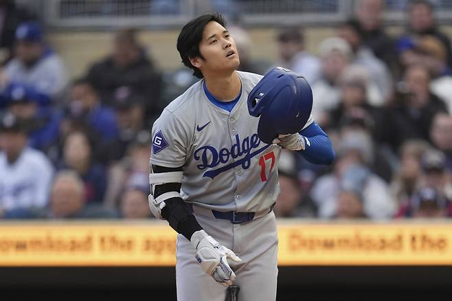 오타니가 1회 타격 도중 헬멧을 고쳐쓰고 있다. AP연합뉴스