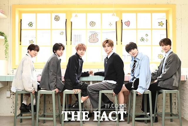 NCT WISH 료와 리쿠, 유우시, 시온, 사쿠야, 재희(왼쪽부터)가 3일 오전 서울 성동구 구욱희씨 서울숲 본점에서 열린 라운드 인터뷰에 참석해 포즈를 취하고 있다. /박헌우 기자
