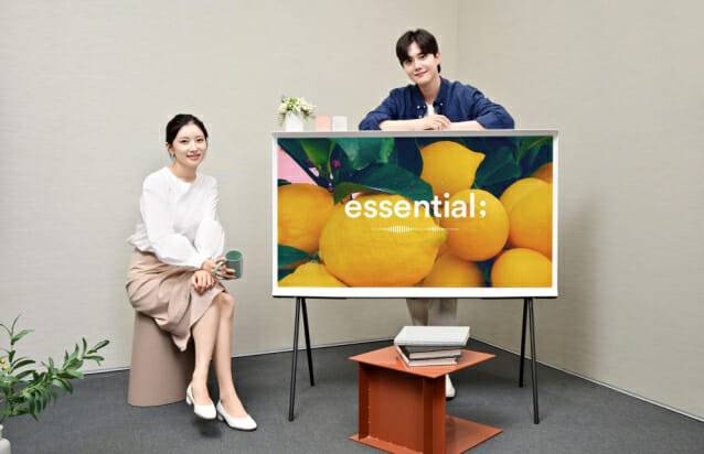 삼성전자 모델이 삼성스토어 대치점에서 스마트 TV 전용 앱스토어 앱스(Apps)에 추가된 음악 큐레이션 서비스 essential; 애플리케이션을 소개하고 있다.(사진=삼성전자)
