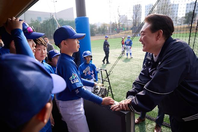 윤석열 대통령이 6일 오후 용산어린이정원을 깜짝 방문해 초등학교 야구단을 격려하고 있다./대통령실