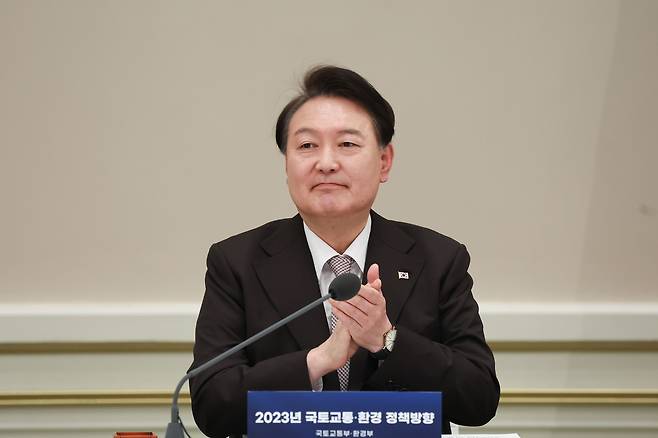 윤석열 대통령이 3일 오후 청와대 영빈관에서 열린 2023년 연두 업무보고(국토교통부, 환경부)를 주재하며 손뼉을 치고 있다. (대통령실 제공)