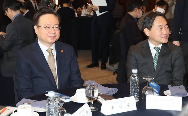 지난 2일 중구 웨스틴조선호텔에서 열린 국민연금기금운용위원회 연찬회에 조규홍 복지부 장관(왼쪽)과 김태현 국민연금공단 이사장이 참석한 모습. 재정경제원 선후배 사이인 이 둘은 각각 국민연금 운용에 관한 최고 결정 기구인 기금운영위원회 위원장과 당연직 위원을 맡고 있다. /연합뉴스