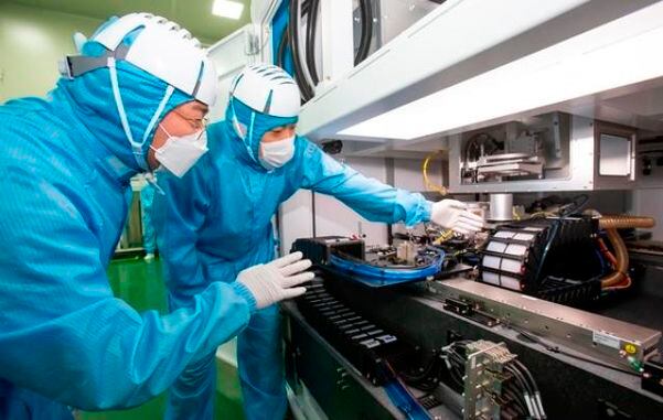 삼성전자 직원과 이오테크닉스 직원이 공동 개발한 반도체 레이저 설비를 살펴보고 있다./조선DB