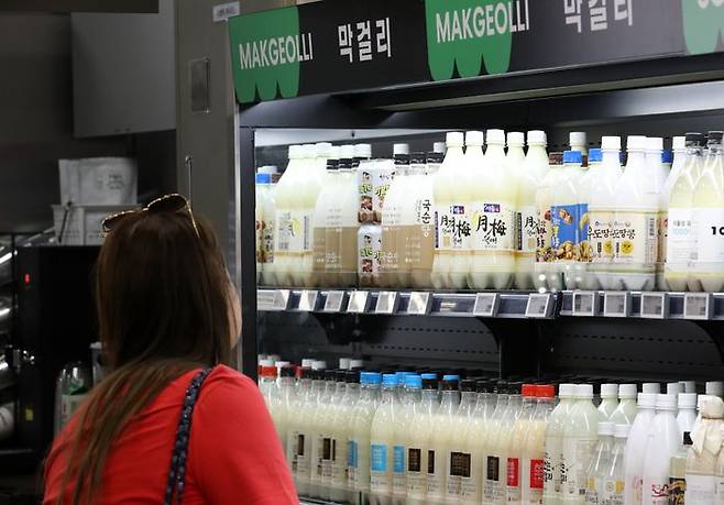 서울 시내 한 대형마트에서 고객이 막걸리를 고르고 있다.ⓒ뉴시스