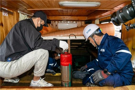 김준석 한국해양교통안전공단 이사장(오른쪽)이 지난 3일 낚시어선 9.77t급(승선정원 22인)에 승선해 안전관리 현장점검을 하고 있다. 한국해양교통안전공단 제공