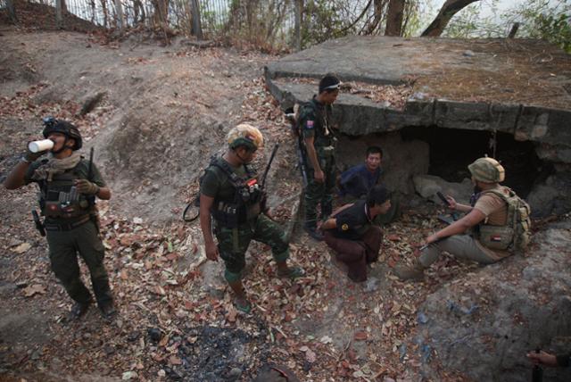 카렌민족해방군 등 소수민족 저항군이 지난달 11일 미얀마 미야와디에서 정부군을 체포해 조사하고 있다. 미야와디=AP 연합뉴스