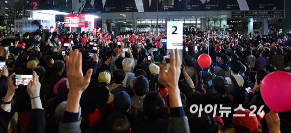 한동훈 국민의힘 총괄선거대책위원장이 9일 오후 서울 중구 청계광장에서 열린 '국민의힘으로 대한민국살리기' 제22대 총선 파이널 총력유세에서 시민들에게 지지를 호소하고 있다. [사진=곽영래 기자]