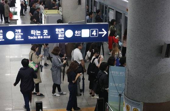 서울 동대문구 청량리역 경의중앙선 승강장의 모습.  [뉴시스]