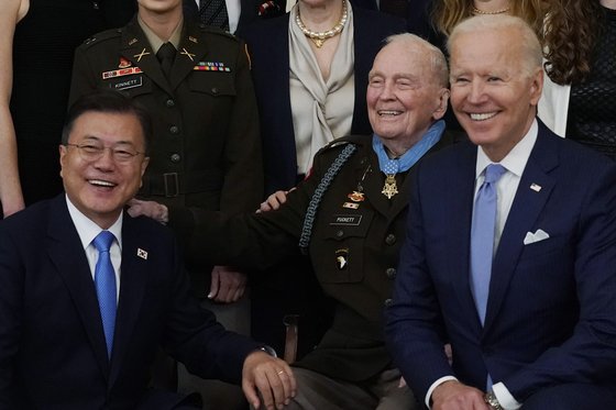 지난해 2021년 5월 21일, 조 바이든 미국 대통령이 백악관 이스트룸에서 퍼켓 대령에게 명예훈장을 수여한 뒤 문재인 대통령과 기념촬영을 하고 있다. AP=연합뉴스