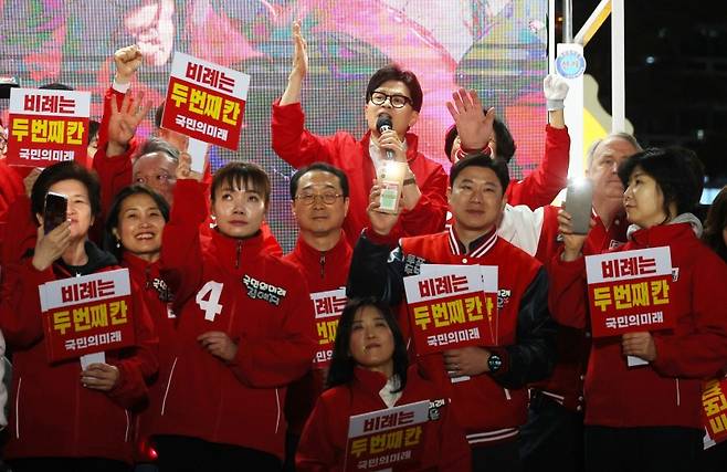 ▲'막판까지 최선을 다해서'…지지 호소하는 한동훈 비대위원장 마지막 유세 활동 [연합뉴스]&nbsp;