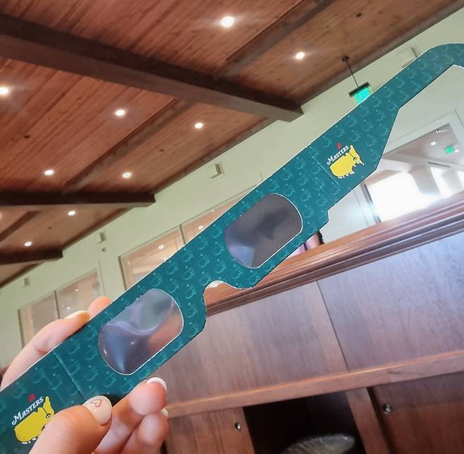 오거스타 내셔널GC가 8일(현지시간) 입장객에게 제공한 일식용 특수 안경.  /조수영 기자