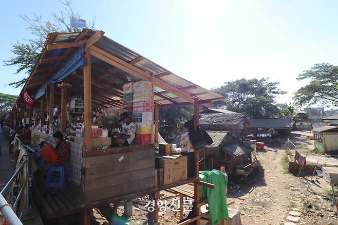 모에이강의 철조망 너머로 지난 1월21일 태국 매솟에서 미얀마 미야와디를 바라본 모습. 매솟|김서영 순회특파원