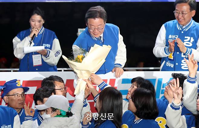 이재명 더불어민주당 대표가 9일 서울 용산역 광장에서 열린 정권심판 국민승리 총력 유세에서 꽃을 전달 받고 있다. 박민규 선임기자