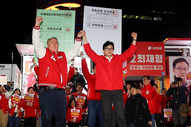 국민의힘 한동훈 비상대책위원장(오른쪽)과 국민의미래 인요한 선거대책위원장이 9일 서울 중구 청계광장에서 열린 ‘국민의힘으로 대한민국살리기’ 22대 총선 파이널 총력 유세에서 지지를 호소하고 있다. 연합뉴스