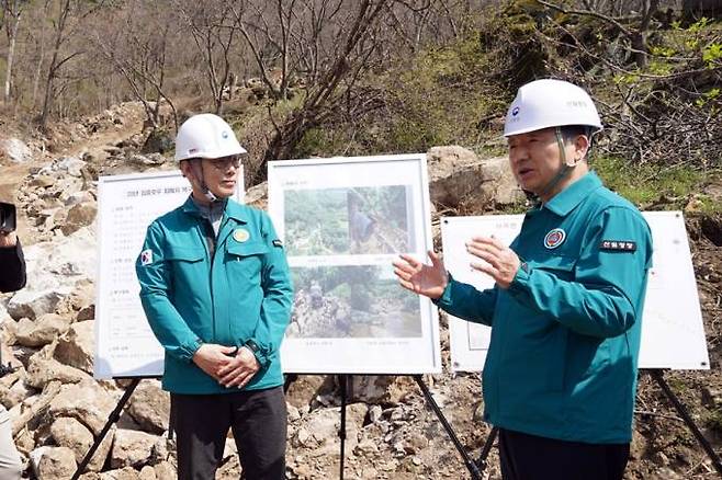 9일 충남 공주시 사곡면 산사태 복구현장을 살펴보는 남성현 산림청장. 산림청