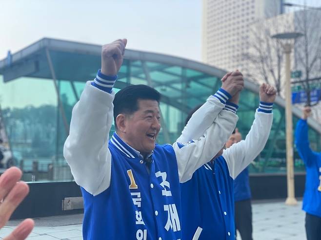 조재희 후보가 송파구 산천동에 위치한 잠실역 앞에서 김부겸 총리와 함께 후보자들에게 인사를 하고 있다. [조재희 선거사무소 제공]