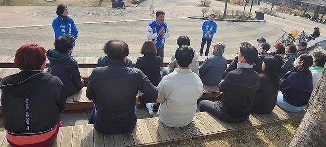 조재희 후보가 송파구 풍납동 백제문화공원에서 주민들과 간담회를 진행하고 있다. [조재희 후보 선거사무소 제공]