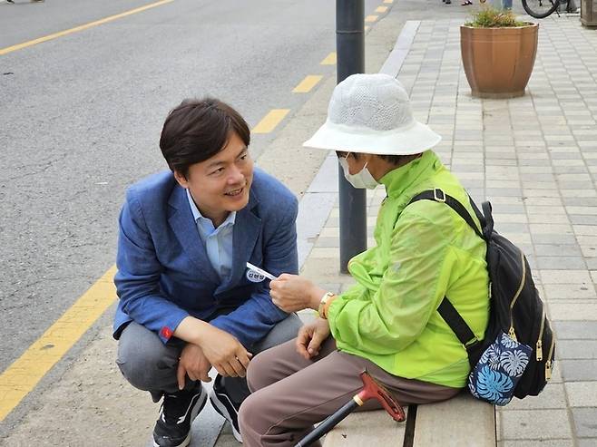 경기 평택을 지역구민을 만나는 김현정 전 더불어민주당 대변인 [제공=김현정 전 대변인]