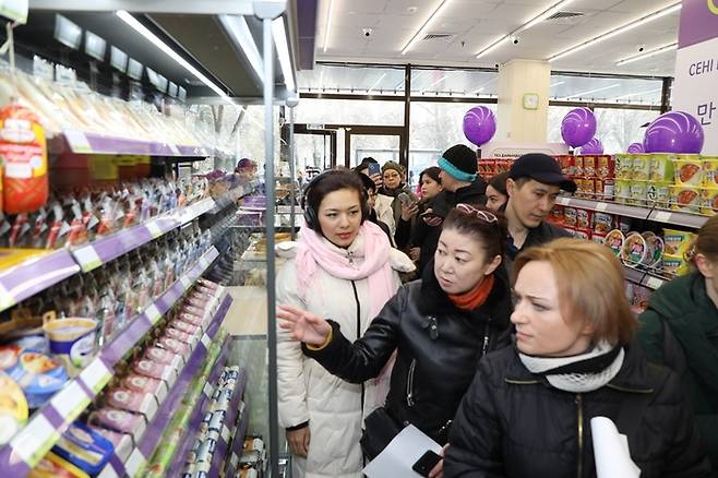 CU 카자흐스탄 1호점에서 현지 고객들이 삼각김밥을 살펴보고 있다. <BGF리테일>