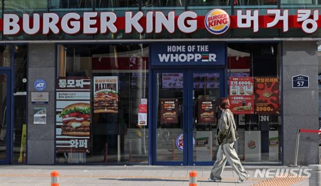 햄버거 브랜드 버거킹이 대표 메뉴인 '와퍼' 판매를 40년 만에 중단한다는 글을 공식 홈페이지에 올려 소비자들 사이에 혼란을 불러일으킨 가운데 9일 오전 한 시민이 서울 시내 한 버거킹 매장 앞을 지나고 있다. 실제로는 단종이 아닌 와퍼 리뉴얼을 앞둔 프로모션인 것으로 나타났다./사진=뉴시스