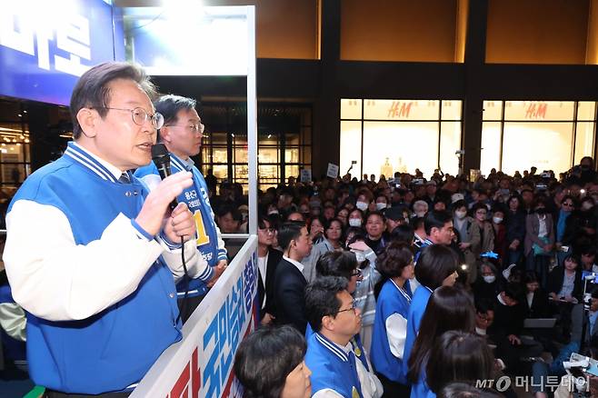 [서울=뉴시스] 이영환 기자 = 이재명 더불어민주당 대표가 9일 오후 서울 용산역 광장에서 열린 정권심판·국민승리 총력 유세에서 강태웅 용산구 후보의 지지를 호소하고 있다. 2024.04.09. 20hwan@newsis.com /사진=이영환