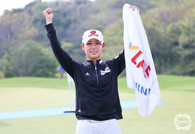 KLPGA 투어 두산건설 위브 챔피언십 정상에 오른 황유민. /사진= KLPGA