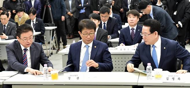 국토교통부(장관 박상우)는 지난 8일 용산 대통령실에서 '도시주택 공급 점검회의'에 참석해 노후 주거지 개선 인·허가 기간 단축과 인센티브 제공 등을 원스톱 처리하는 패스트트랙 시스템을 구축한다고 밝혔다. /사진=임한별 기자