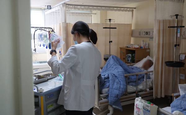 정부가 병원 경영난 등으로 무급휴가 중인 간호사들을 대상으로 일손이 필요한 다른 병원에서 근무할 수 있게 하는 방안을 추진하고 있다. 간호사가 지난달 27일 서울시내 한 종합병원 병동에서 환자를 돌보고 있다. /사진=뉴시스