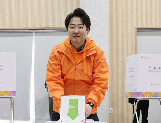 제22대 국회의원선거 사전투표 첫날인 5일 오전 이준석 개혁신당 대표가 경기도 화성시 동탄7동행정복지센터사전투표소에서 사전투표를 하고 있다. 뉴시스