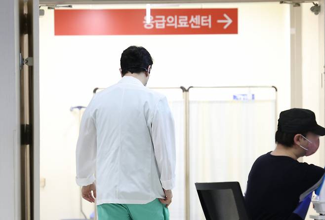 서울 시내 한 대학병원에서 의료진이 응급의료센터로 이동하고 있다. [연합]