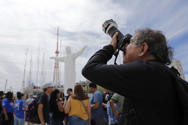 8일(현지시간) 멕시코 토레온의 크리스토 데 라스 노아스에서 일식 사진을 찍고 있다. [AFP]