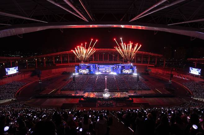 [인천=뉴시스] 그룹 '세븐틴'(SVT)이 지난달 31일 오후 인천아시아드주경기장에서 앙코르 투어 '세븐틴 투어 '팔로우' 어게인 투 인천(SEVENTEEN TOUR 'FOLLOW' AGAIN TO INCHEON)'을 펼치고 있다. (사진 = 하이브·플레디스 엔터테인먼트 제공) 2024.03.31. photo@newsis.com *재판매 및 DB 금지