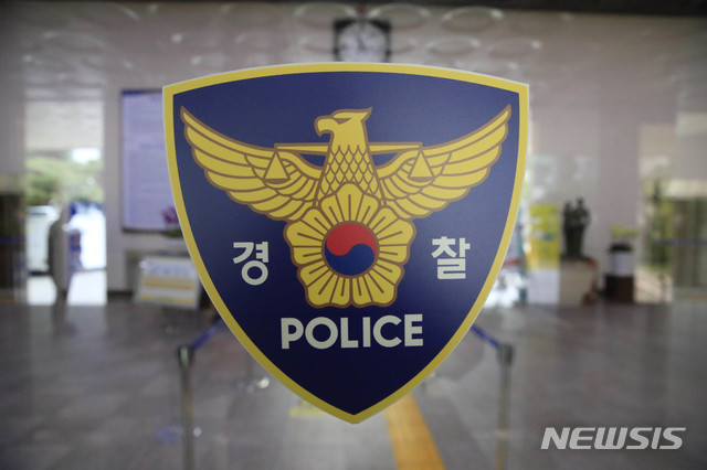 [서울=뉴시스] 지하철 홍대입구역에서 공항철도 보안관 행세를 하며 순찰을 돌고 취업사기까지 벌인 혐의를 받는 20대 남성이 구속됐다.
