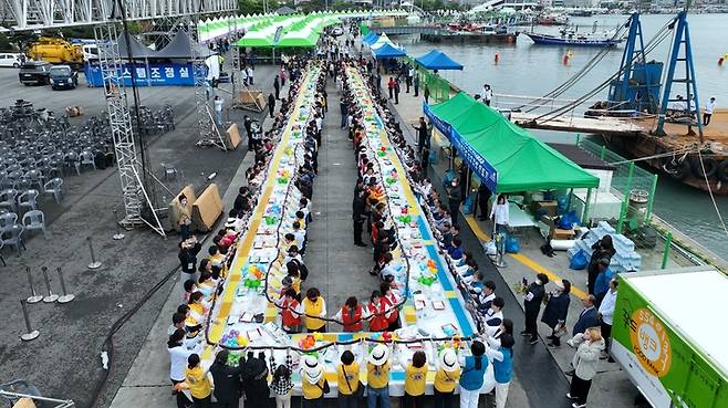 [광주=뉴시스] 구길용 기자 = 완도군은 지난해 5월 7일 ‘2023 완도 장보고수산물 축제’ 기간 해변공원 일원에서 223m 해조류김밥 만들기가 펼쳐졌다고 밝혔다. (사진=완도군 제공). 2023.05.07. kykoo1@newsis.com *재판매 및 DB 금지