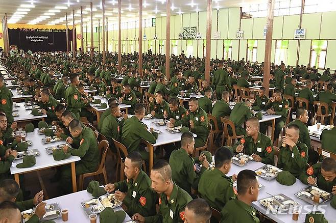 [AP/뉴시스] 8일 미얀마 군부가 배포한 사진으로 징집법 발동 후 첫 훈련병들이 양곤 소재 군사 시설에서 입소식 후 단체 식사하고 있다