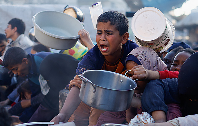 ▲ 3월 13일(현지시각) 팔레스타인 가자지구 라파에서 주민들이 구호식량을 받고 있다. ⓒ로이터=연합뉴스