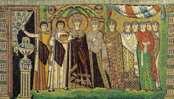 산 비탈레 성당에 있는 유스티니아누스 모자이크화 반대편에는 테오도라 황후의 모자이크화가 있다. 이 그림은 테오도라 황후를 성녀처럼 표현하고 있으며, 이 그림 역시 클림트의 황금빛 작품에 영향을 준 것으로 알려져 있다. 사진: 위키피디아.