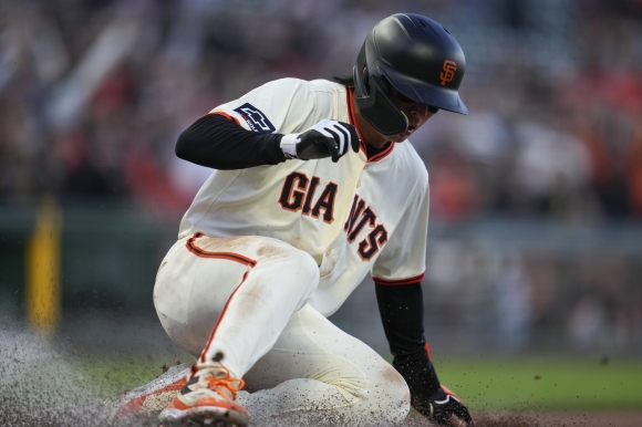 Nationals Giants Baseball - San Francisco Giant‘ Jung Hoo Lee scores against the Washington Nationals on LaMonte Wade Jr.’s double during the first inning of a baseball game Monday, April 8, 2024, in San Francisco. (AP Photo/Godofredo A. Vásquez)