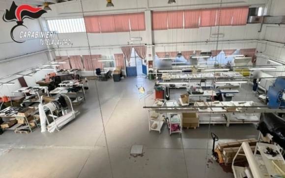 중국인 노동자들이 노동착취를 당한 이탈리아 북부의 아르마니 하청 공장.  이탈리아헌병대