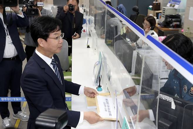 박병규 광산구청장이 지난해 10월 10일 광산구시설관리공단 관계자들이 음주운전 서류 조작에 관여해 징계를 무마한 것으로 보고 경찰에 직접 고발장을 제출하고 있다. ⓒ광산구