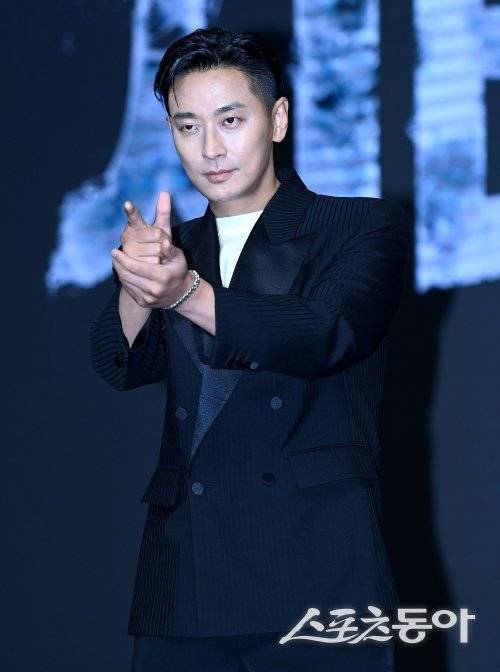 주지훈이 ‘지배’하는 OTT라 해도 무방할 듯. 주지훈이 디즈니+ 새 오리지널 시리즈 ‘지배종’을 들고 안방극장에 복귀한다. 
OTT는 물론, TV 스크린을 넘나드는 광폭 행보로 내놓는 작품마다 안정된 흥행을 견인, ‘고타율 배우’로 자리매김했다. 김종원 
기자 won@donga.com