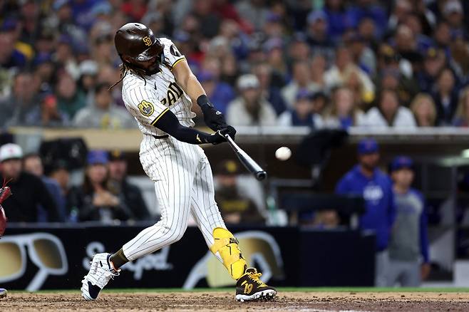 샌디에이고 파드리스가 9일 미국 캘리포니아주 펫코파크에서 열린 2024 미국프로야구 메이저리그 시카고 컵스와의 홈경기에서 8점 차 열세를 극복하고 9-8 역전승을 거뒀다. 6회말 김하성의 2타점 3루타를 포함해 대거 7점을 뽑은 샌디에이고는 8회말 페르난도 타티스 주니어의 투런포로 승부를 뒤집었고, 마무리투수 로버트 수아레즈가 경기의 마지막을 장식했다. 6번타자 겸 유격수로 선발 출전한 김하성은 4타수 1안타 2타점 1득점을 기록했고, 2022년 8월 3일 콜로라도 로키스전 이후 615일 만의 3루타를 때려냈다. AFP/연합뉴스