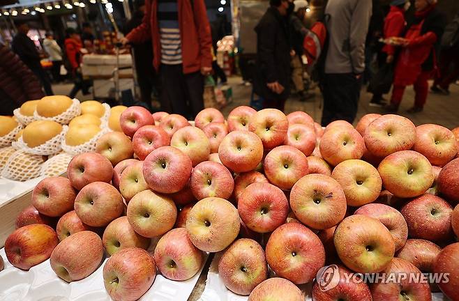 전통시장에 진열된 사과  [연합뉴스 자료 사진]