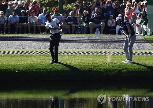 16번 홀에서 물수제비 샷을 선보이는 우즈와 잴러토리스. [UPI=연합뉴스]