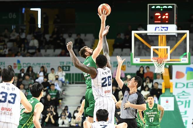 DB와 KCC의 정규리그 경기 모습.  [KBL 제공. 재판매 및 DB 금지]