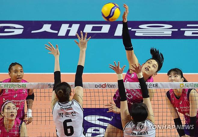 김연경 '강스파이크' (인천=연합뉴스) 임순석 기자 = 22일 인천 삼산월드체육관에서 열린 프로배구 여자부 플레이오프 1차전 흥국생명과 정관장의 경기. 흥국생명 김연경이 스파이크하고 있다. 2024.3.22 soonseok02@yna.co.kr
