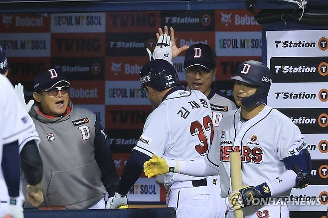 경기 뒤집는 3점 홈런 김재환 (서울=연합뉴스) 신현우 기자 = 9일 서울 잠실야구장에서 열린 2024 신한 SOL뱅크 KBO리그 한화 이글스와 두산 베어스의 경기. 7회말 1사 1,3루 두산 김재환이 역전 3점 홈런을 친 뒤 더그아웃에서 축하받고 있다. 2024.4.9 nowwego@yna.co.kr