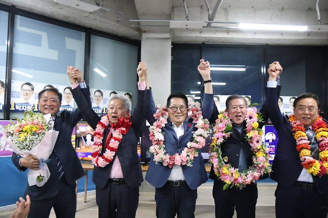 더불어민주당 전남 해남·완도·진도 박지원 후보가 10일 오후 전남 해남군 선거사무소에서 당선이 확정되자 환호하고 있다.(사진=연합뉴스)